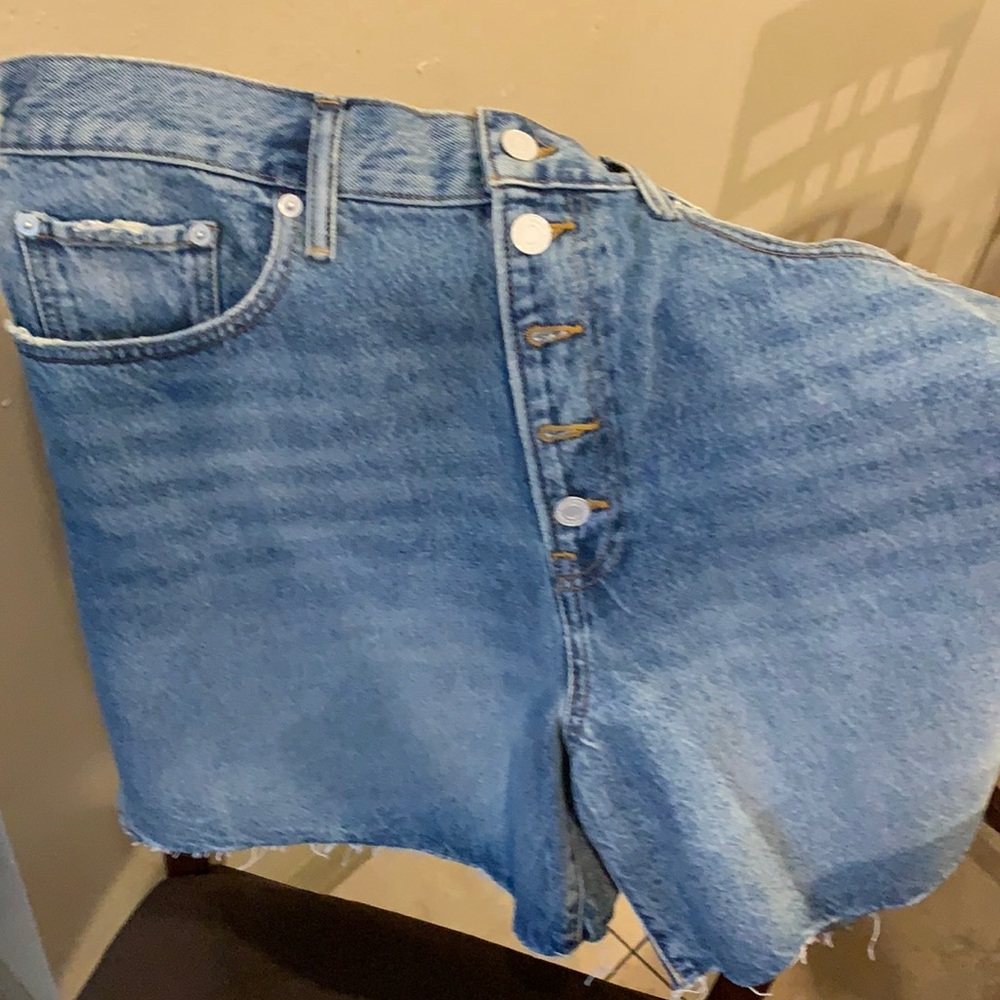 LUCKY BRAND DENIM CUTOFFS.